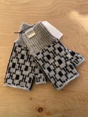 Komodo 'Abstract' charcoal fingerless gloves